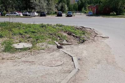 Жительница Омска возмутилась из-за рукотворной ямы на дороге - omsk.mk.ru - Омск