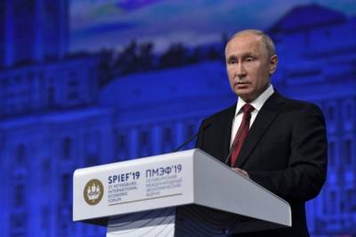 Владимир Путин - Путин: Россия не намерена отказываться от доллара как от резервной валюты - aif.ru