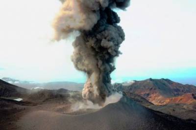 На Курилах вулкан Эбеко выбросил столб пепла на высоту 2,5 км - aif.ru - Сахалинская обл. - Северо-Курильск