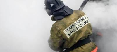 Пожарные спасли трех человек в горевшем многоквартирном доме в Петрозаводске - stolicaonego.ru - Петрозаводск - республика Карелия