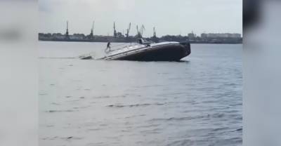 "Дураки, сейчас засосёт": Теплоход попытался отбуксировать судно к берегу Волги в Самаре и пошёл ко дну - reendex.ru - Самара