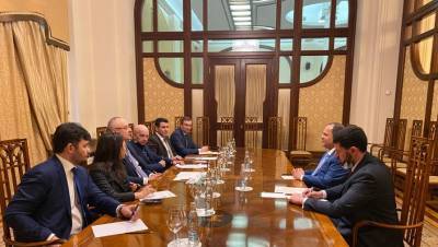 Телеведущий объяснил популярность костюмов синего цвета на ПМЭФ - gazeta.ru