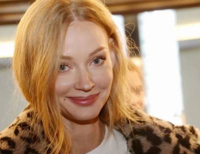 Светлана Ходченкова - Звезда фильмов «Квартал 95» продефилировала по улице в платье с пикантными вырезами (фото) - politeka.net