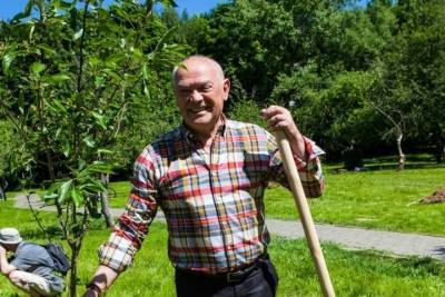 Александр Румянцев - Доктор Румянцев и жители Конькова посадили Аллею Здоровья в яблоневом саду - mk.ru