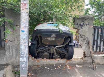 В Ростове-на-Дону на Центральном рынке водитель внедорожника снесла кирпичный забор - privet-rostov.ru - Ростов-На-Дону - Ростовская обл.