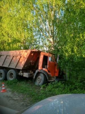 Пьянущий вологжанин залез в КАМАЗ и погнал по дороге, затормозив в березу - vologda-poisk.ru - район Великоустюгский - Камаз