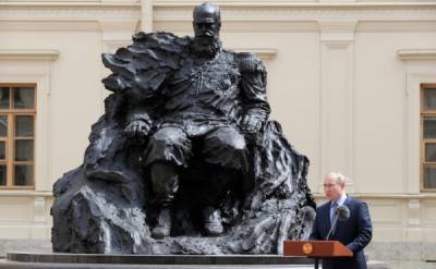 Владимир Путин - Алексей Венедиктов - Владимир Мединский - Александр III (Iii) - Андрей Первозванный - Конфуз: На памятнике Александру III в Гатчине орден Андрея Первозванного заменили шестиконечной звездой - nakanune.ru - Москва
