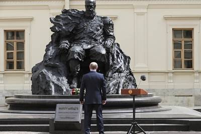 Владимир Путин - император Александр III (Iii) - Андрей Первозванный - На открытом Путиным памятнике Александру III нашли неправильный орден - lenta.ru - Ленинградская обл.