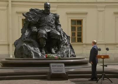 Алексей Венедиктов - Александр III (Iii) - Андрей Первозванный - На памятнике Александру III в Гатчине "поправили" орден Андрея Первозванного - nakanune.ru - Москва