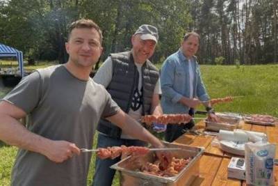 Владимир Зеленский - Зеленский угостил журналистов шашлыком собственноручного приготовления - versia.ru