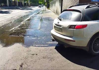Грязная вода с пеной заливает улично-дорожную сеть Елизаветинского переулка - mskgazeta.ru - район Басманного
