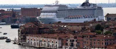«Нас обманули»: жители Венеции вышли на протест из-за круизного лайнера, который зашел в город - w-n.com.ua - Венеции