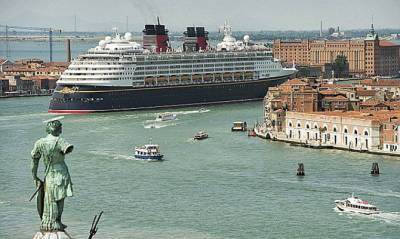 Жители Венеции выступили против возвращения круизных лайнеров - capital.ua - Венеции - Венеция