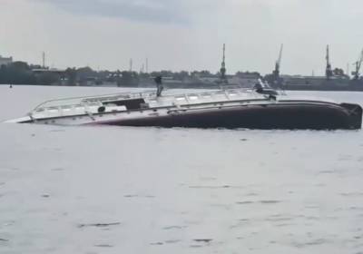 Опубликовано видео с берегов Самары, где теплоход затонул, спасая другое затонувшее судно - bloknot.ru - Самара