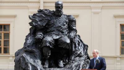 Владимир Путин - император Александр III (Iii) - Андрей Первозванный - Скульптор устранил «техническую ошибку» на памятнике Александру III, который открывал Путин - newdaynews.ru