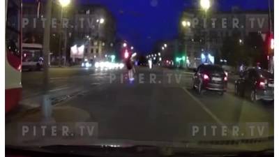 Питер Онлайн - В Петербурге самокатчики устроили дорожный затор у метро "Новочеркасская" - piter.tv - Санкт-Петербург