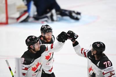 Эндрю Манджапан - В IIHF удивились победам на ЧМ оказавшихся «одной ногой в аэропорту» канадцев - lenta.ru - Канада - Рига