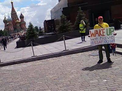 Владимир Ленин - У Мавзолея Ленина задержали пикетчика с плакатом Wake up we have a tsar again - kasparov.ru - Москва