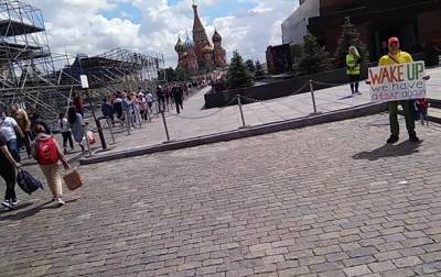Путин - Сергей Тельнов - На Красной площади задержали активиста с плакатом о царе - korrespondent.net - Москва - Тверь