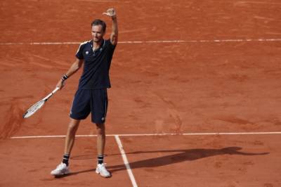 Стефанос Циципас - Даниил Медведев - Roland Garros - Медведев прошел в четвертьфинал Roland Garros - aif.ru - Австралия - Париж - Греция - Чили
