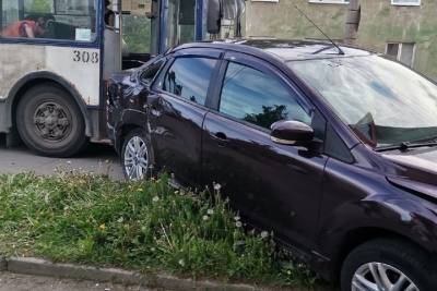Ford - Троллейбус впечатал Ford в фонарный столб в Петрозаводске - karel.mk.ru - Петрозаводск - республика Карелия