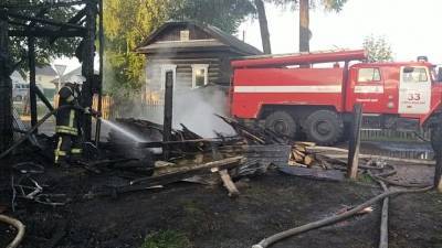Видео с места пожара в Пермском крае, где погибли трое детей - 5-tv.ru - Россия - Пермь - Пермский край