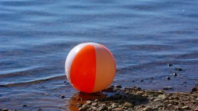 Девятиклассник едва не утонул во время игры в мяч в Суздальском озере - piter.tv - Санкт-Петербург