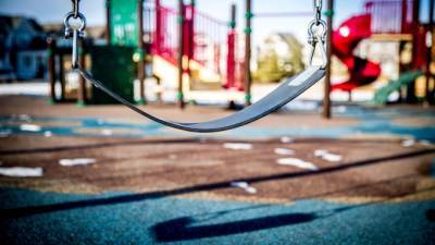 В Петербурге 8-летняя девочка проломила череп, упав с высоты на детской площадке - piter.tv - Санкт-Петербург