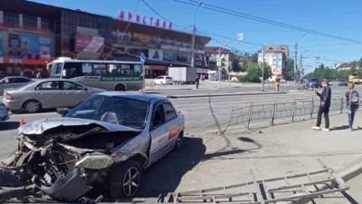 В Омске таксист-лихач наехал на пешеходов и скрылся с места аварии - vesti.ru - Омск
