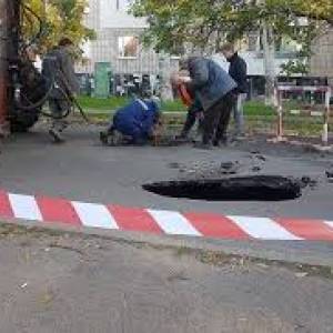 В Бердянске просела дорога из-за аварии на канализационном коллекторе - reporter-ua.com - Бердянск