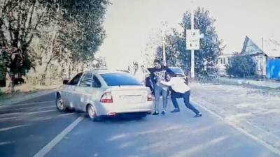 "Род на род": цыгане устроили массовую драку на свадьбе. Видео - vesti.ru - Ульяновская