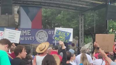 В Праге прошел митинг за отмену социальных ограничений из-за COVID-19 - piter.tv - Чехия - Прага