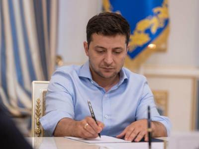 Владимир Зеленский - Зеленский подписал закон об ограничении использования в Украине пластиковых пакетов - gordonua.com - Запрет