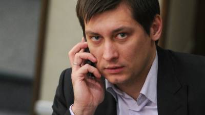 Дмитрий Песков - Дмитрий Гудков - В Кремле прокомментировали сообщения об отъезде Гудкова из России - russian.rt.com - Киев