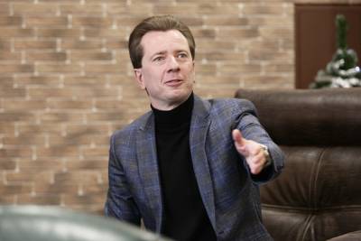 Владимир Бурматов - Южноуральцев возмутил плакат Бурматова, наклеенный поверх баннера с ветераном ВОВ - znak.com - Челябинская обл.