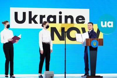 Володимир Зеленський - Зеленський підписав закон про обмеження обігу пластикових пакетів - itc.ua - Украина - Україна - Украинские Новости - Экология