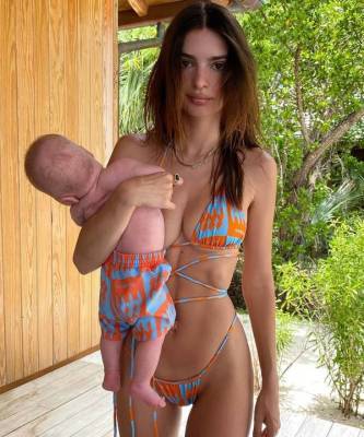 Эмили Ратаковски - Эмили Ратаковски подбирает бикини под шортики сына. И это очень мило - skuke.net