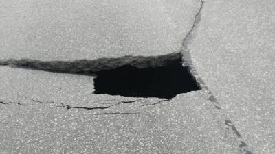 Народное творчество. Дыра на трассе Сургут – Салехард стала локальным "мемом" - vesti.ru - Сургут - Салехард