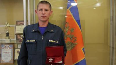 Владимир Путин - Президент наградил бросившегося на помощь утопающим воронежского спасателя - vestivrn.ru
