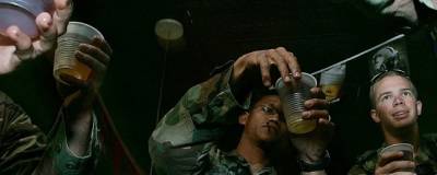 Россию обвинили в дискредитации НАТО после снятия пьяных солдат на границе с Эстонией - runews24.ru - Англия - Эстония