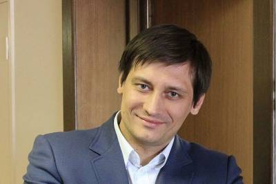 Дмитрий Гудков - Суд оштрафовал уехавшего из России Дмитрия Гудкова - mk.ru