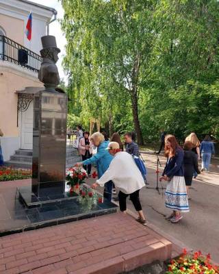 Александр Пушкин - Ульяновцы возложили цветы к памятнику Пушкина - ulpravda.ru - Ульяновск - Ульяновская