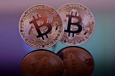 Что будет с рублем и биткоином – аналитики - infox.ru