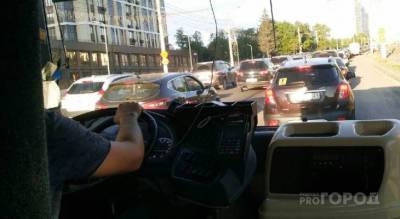 Водитель автобуса увез часть пассажиров в гараж после смены маршрута: девочке пришлось ехать на попутке - pg21.ru - Чебоксары - Новочебоксарск