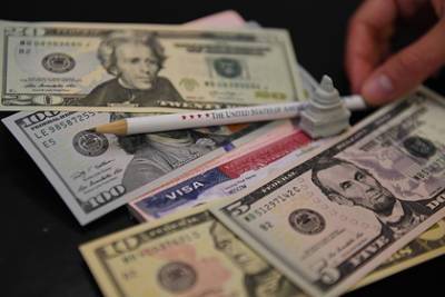 Минфин исключил запрет доллара при расчетах - lenta.ru