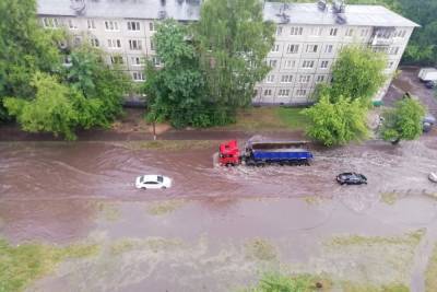 Город поплыл: автомобили тонут в затопленных улицах Твери - tver.mk.ru - Тверь