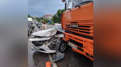 В Воронеже на перекрёстке КамАЗ протаранил две машины: момент сняли на видео - vestivrn.ru - Воронеж