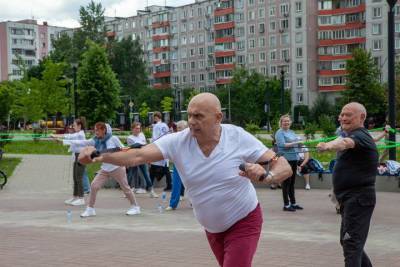 Александр Румянцев - Доктора Румянцев и Бубновский провели зарядку для москвичей - vm.ru
