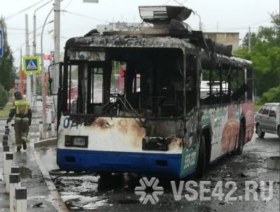 Троллейбус полностью выгорел в результате утреннего пожара в Кемерове - news.vse42.ru - Октябрьск - Кемерово