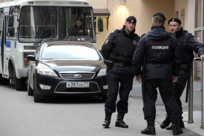 Дежуривший у ТЦ екатеринбургский полицейский покончил с собой в кустах - mk.ru - Екатеринбург - Свердловская обл.